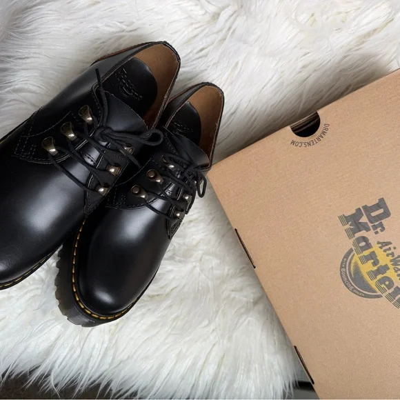Dr. Martens Leona Low Vintage Smooth Platform Derby